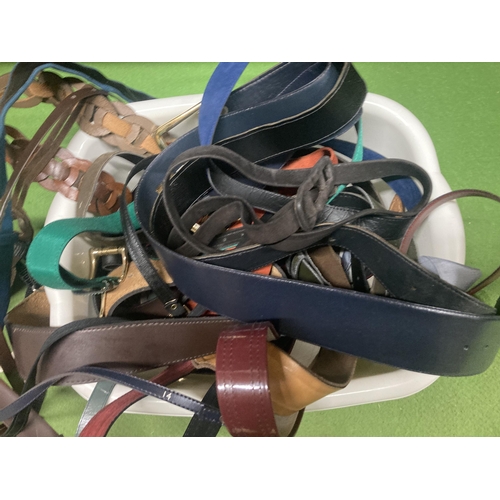 1050 - A LARGE QUANTITY OF BELTS TO INCLUDE LEATHER