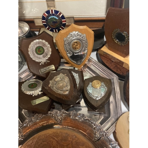 1061 - A LARGE QUANTITY OF SHIELDS, TROPHIES, TANKARDS AND TRAYS