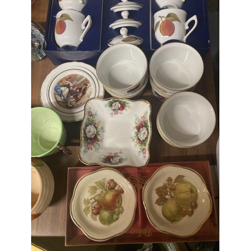 1079 - A MIXED LOT TO INCLUDE A BOXED ROYAL WORCESTER CHOCOLATE POT SET, EVESHAM RAMEKINS, SILVER PLATE COF... 