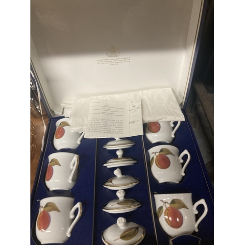 1079 - A MIXED LOT TO INCLUDE A BOXED ROYAL WORCESTER CHOCOLATE POT SET, EVESHAM RAMEKINS, SILVER PLATE COF... 