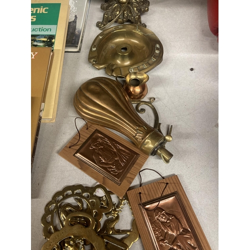 1084 - A QUANTITY OF BRASS AND COPPER TO INCLUDE HORSE BRASSES, LAMP BASE, SMALL JUG, WALL PLAQUE'S ETC.,