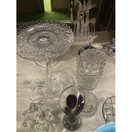 1087 - A QUANTITY OF GLASSWARE TO INCLUDE A ROSE BOWL, JUGS, VASE, CAKE STAND, SHIP MODEL ETC.,