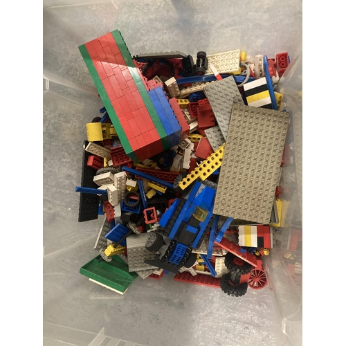 1112 - A QUANTITY OF LEGO PIECES