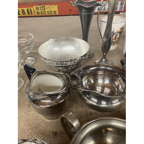 1131 - A QUANTITY OF SILVER PLATED ITEMS TO INCLUDE JUGS, BOWLS, A VASE, ETC