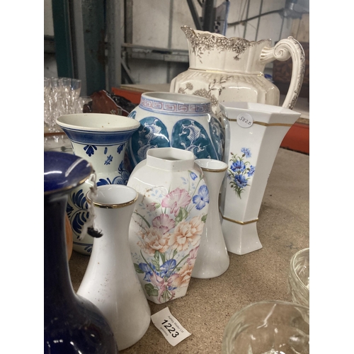 1132 - A QUANTITY OF VINTAGE JUGS AND VASES TO INCLUDE A LARGE 'MEADOW SWEET' JUG