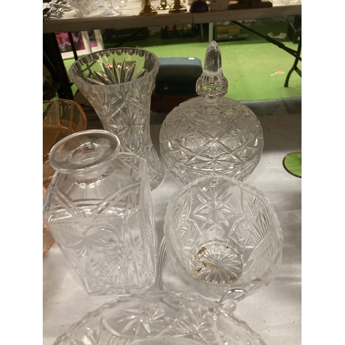 1144 - A QUANTITY OF CLEAR GLASSWARE TO INCLUDE VASES, BOWLS, ETC