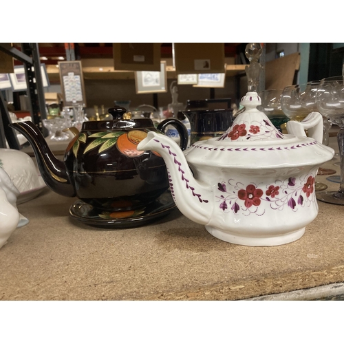 1160 - A COLLECTION OF VINTAGE TEAPOTS TO INCLUDE SADLER, ETC