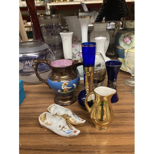 1182 - A MIXED COLLECTION OF CERAMIC AND GLASS ITEMS TO INCLUDE VASES, JUGS, ETC