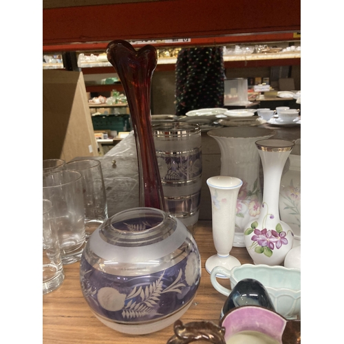 1182 - A MIXED COLLECTION OF CERAMIC AND GLASS ITEMS TO INCLUDE VASES, JUGS, ETC