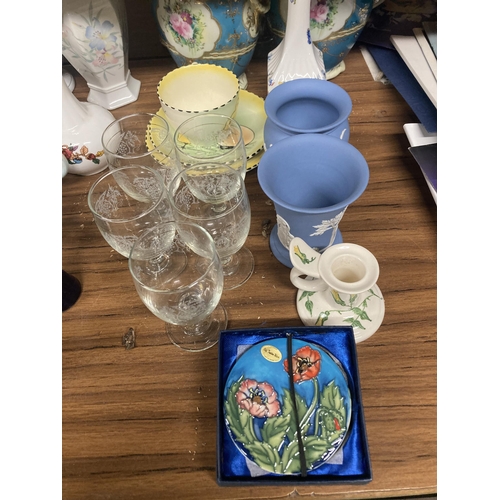 1183 - A MIXED LOT TO INCLUDE GLASSES, WEDGWOOD JASPERWARE VASES, AYNSLEY BUD VASE, CARLTONWARE, COLLECTOR'... 