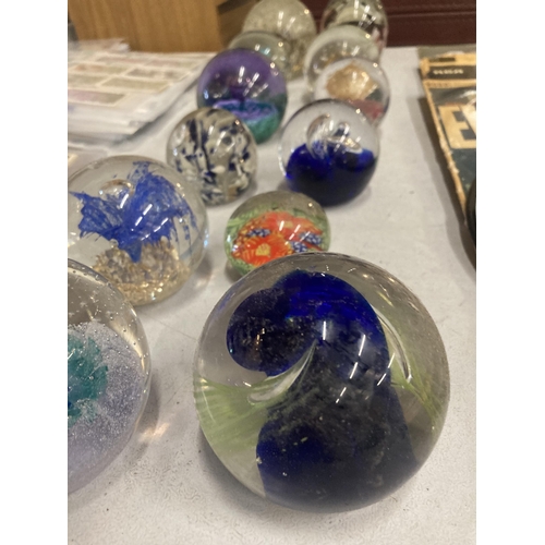 965 - A QUANTITY OF GLASS PAPERWEIGHTS TO INCLUDE CAITHNESS - 12 IN TOTAL