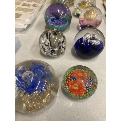 965 - A QUANTITY OF GLASS PAPERWEIGHTS TO INCLUDE CAITHNESS - 12 IN TOTAL