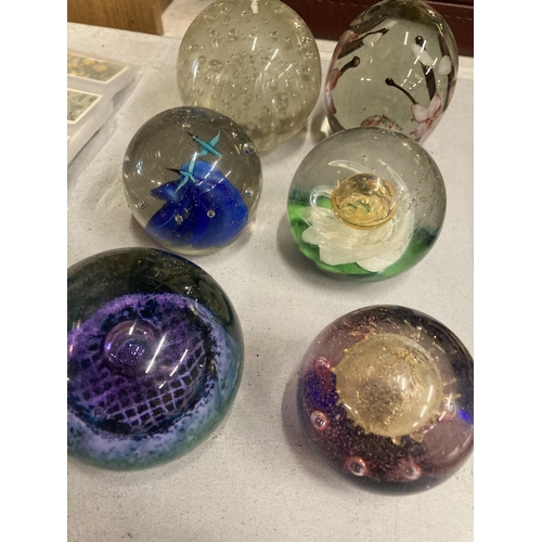 965 - A QUANTITY OF GLASS PAPERWEIGHTS TO INCLUDE CAITHNESS - 12 IN TOTAL