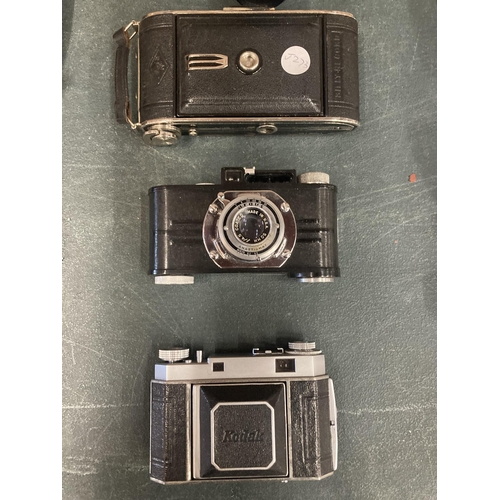 970 - A QUANTITY OF VINTAGE CAMERAS TO INCLUDE A BROWNIE SIX-20, BROWNIE REFLEX, RETINA II, ARGUS, ETC - 7... 