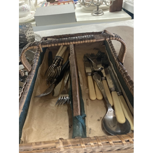 976 - A QUANTITY OF VINTAGE FLATWARE IN A BASKET, PLUS THREE SILVER PLATED TRAYS, ETC