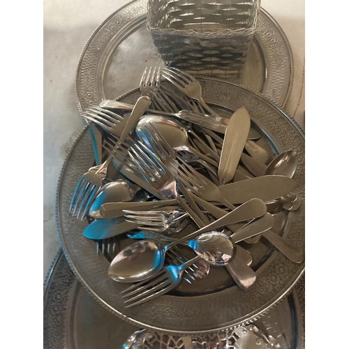 976 - A QUANTITY OF VINTAGE FLATWARE IN A BASKET, PLUS THREE SILVER PLATED TRAYS, ETC