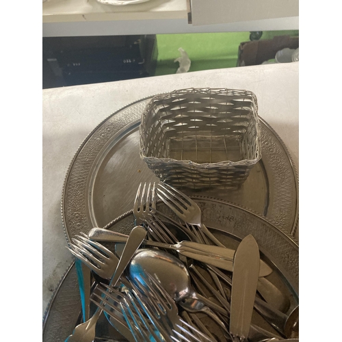 976 - A QUANTITY OF VINTAGE FLATWARE IN A BASKET, PLUS THREE SILVER PLATED TRAYS, ETC