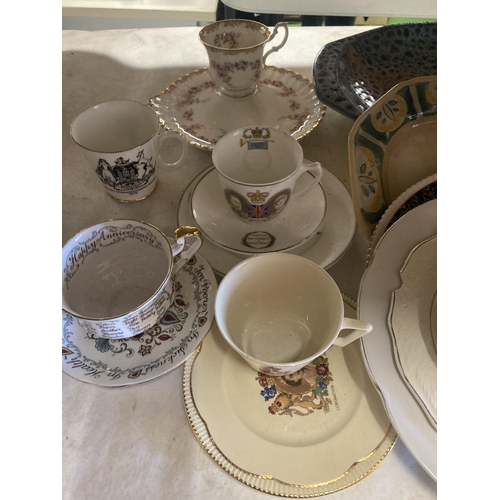 977 - A QUANTITY OF VINTAGE ROYAL MEMORIBILIA TO INCLUDE CUPS, SAUCERS, ETC, A ROYAL ALBERT 'DIMITY ROSE' ... 