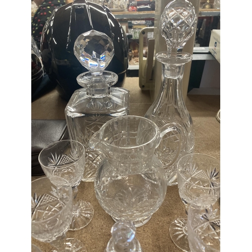 993 - A QUANTITY OF GLASSWARE TO INCLUDE DECANTERS, A JUG, SHERRY AND LICQUOR GLASSES, ETC