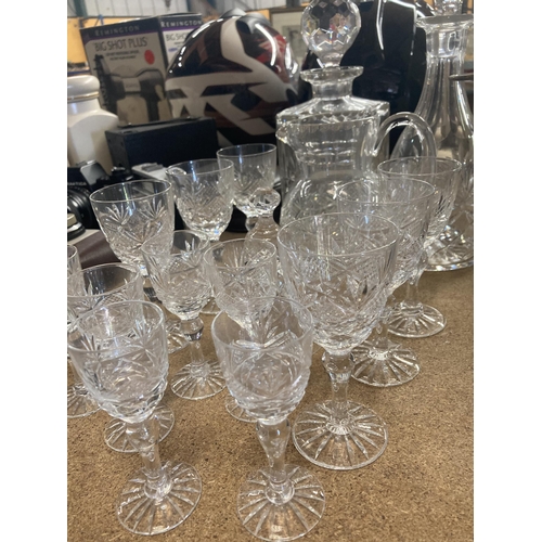 993 - A QUANTITY OF GLASSWARE TO INCLUDE DECANTERS, A JUG, SHERRY AND LICQUOR GLASSES, ETC