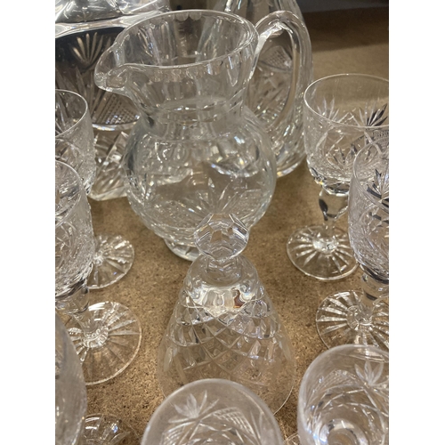 993 - A QUANTITY OF GLASSWARE TO INCLUDE DECANTERS, A JUG, SHERRY AND LICQUOR GLASSES, ETC