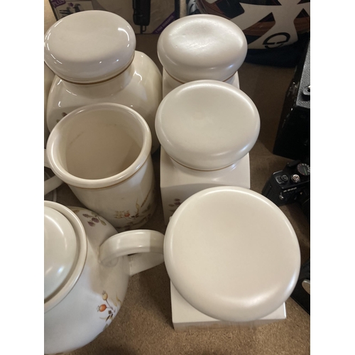 995 - A QUANTITY OF 'HARVEST' POTTERY TO INCLUDE STORAGE JARS, TEA POTS, CREAM JUGS AND SUGAR BASINS