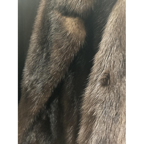 997 - A VINTAGE MINK FUR COAT APPROX SIZE 14