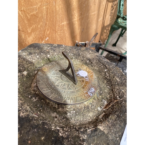 1584 - A RECONSTITUTED STONE SUNDIAL WITH PEDESTAL BASE AND BRASS GNOMON (H:58CM)