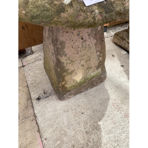 1585 - A VINTAGE RECONSTITUTED STONE STADDLE STONE (H:40CM)