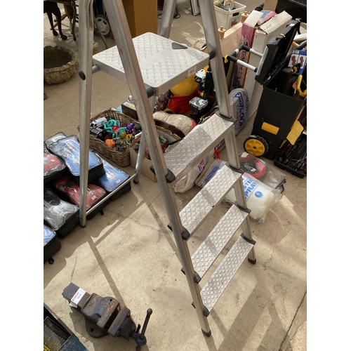 1613 - A FOUR RUNG ALUMINIUM WORKZONE STEP LADDER