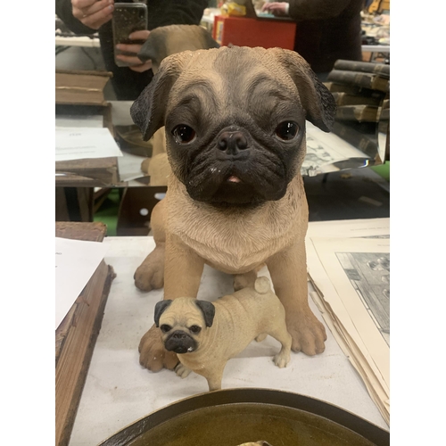 1208 - A LARGE AND SMALLER PUG DOG FIGURE PLUS A PUG DOG TRAY