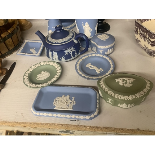 1218 - A QUANTITY OF WEDGWOOD JASPERWARE TO INCLUDE A FRUIT BOWL. PIN TRAYS, LIDDED TRINKET POTS, TEAPOT, E... 