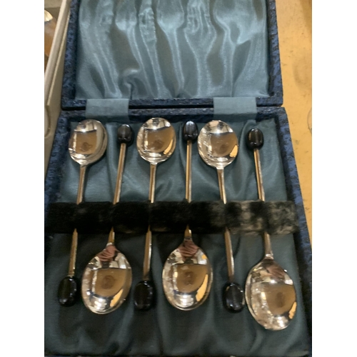 1298 - A QUANTITY OF CUTLERY TO INCLUDE LARGE VINTAGE KNIFE AND FORK ALONG WITH EPNS SPOONS ETC ALL BOXED