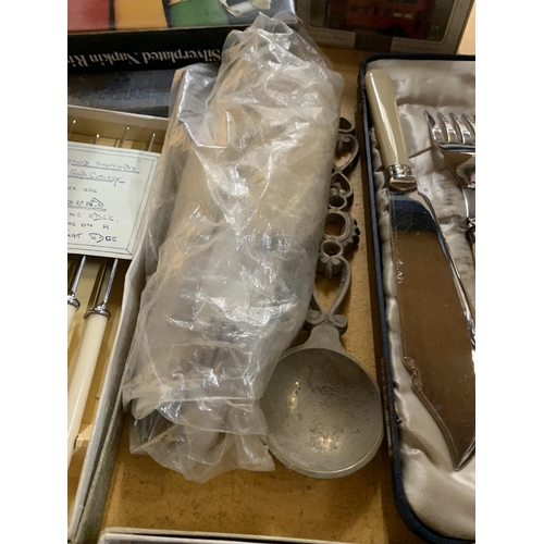 1298 - A QUANTITY OF CUTLERY TO INCLUDE LARGE VINTAGE KNIFE AND FORK ALONG WITH EPNS SPOONS ETC ALL BOXED