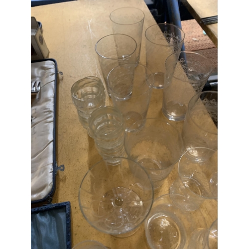 1299 - A QUANTITY OF GLASSWARE TO INCLUDE TWO LIQOUR GLASSES, FOUR SMALL AND SEVEN TALL TUMBLERS