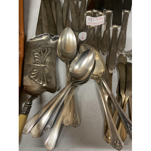 1079A - A QUANTITY OF VINTAGE FLATWARE TO INCLUDE CRUMB TRAY