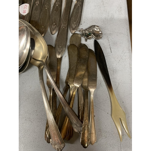 1079A - A QUANTITY OF VINTAGE FLATWARE TO INCLUDE CRUMB TRAY