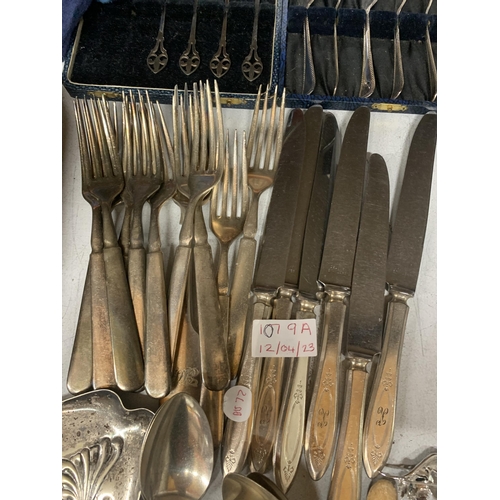 1079A - A QUANTITY OF VINTAGE FLATWARE TO INCLUDE CRUMB TRAY