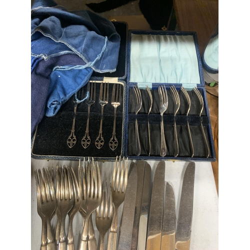 1079A - A QUANTITY OF VINTAGE FLATWARE TO INCLUDE CRUMB TRAY