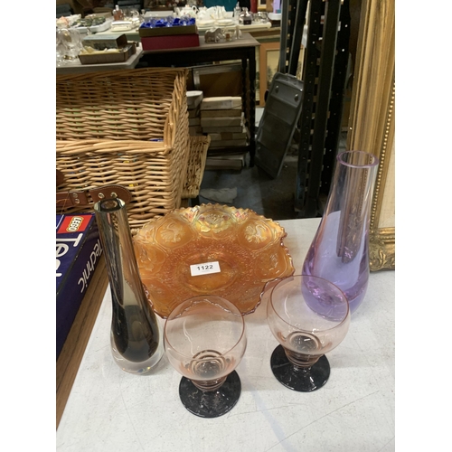 1122 - A QUANTITY OF GLASSWARE TO INCLUDE A CARNIVAL GLASS BOWL, VASES AND GLASSES