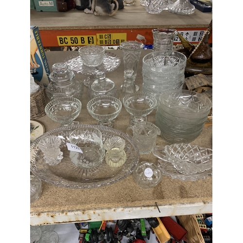 1125 - A LARGE QUANTITY OF GLASSWARE TO INCLUDE VASES, BOWLS, JUGS, ETC