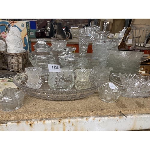 1125 - A LARGE QUANTITY OF GLASSWARE TO INCLUDE VASES, BOWLS, JUGS, ETC