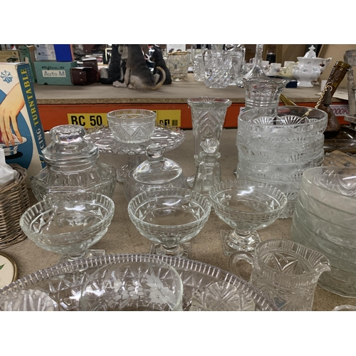 1125 - A LARGE QUANTITY OF GLASSWARE TO INCLUDE VASES, BOWLS, JUGS, ETC