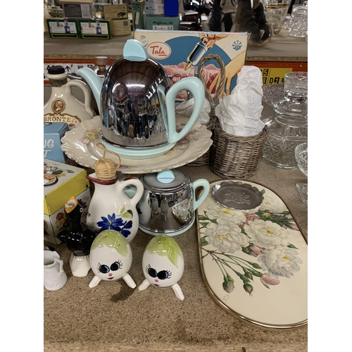 1126 - A MIXED LOT TO INCLUDE NOVELTY EGGCUPS, A STINLESS STEEL AND CERAMIC RETRO TEAPOT, ICING SETS, RECIP... 