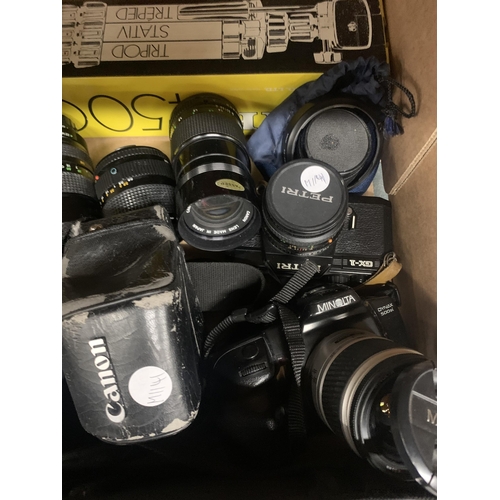 1176 - A QUANTITY OF CAMERAS AND ACCESSORIES TO INCLUDE A MINOLTA DYNAX 500si, PETRI GX-1, CANON AND MINOLT... 