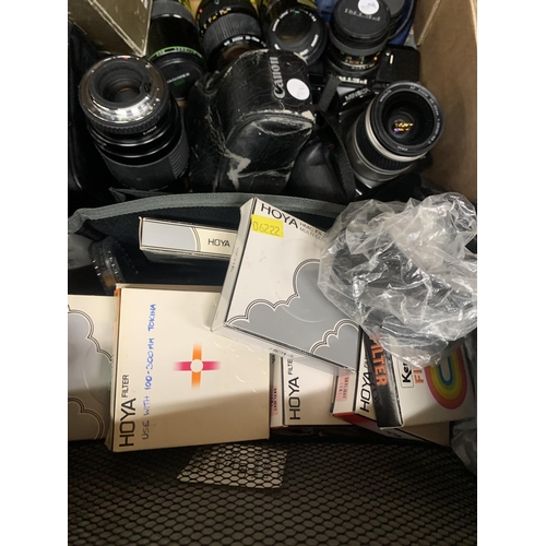 1176 - A QUANTITY OF CAMERAS AND ACCESSORIES TO INCLUDE A MINOLTA DYNAX 500si, PETRI GX-1, CANON AND MINOLT... 