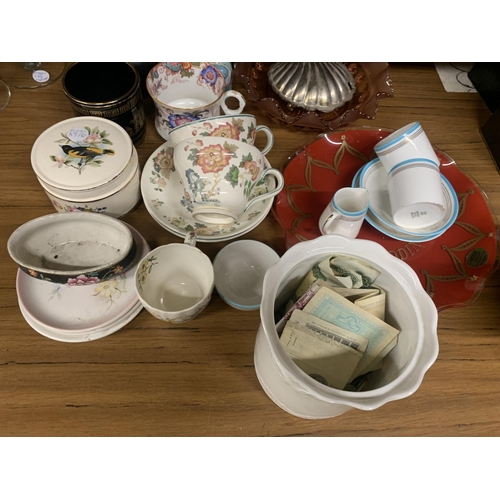 1279 - A MIXED LOT TO INCLUDE WEDGWOOD 'EASTERN FLOWERS' CUPS AND SAUCERS, PIN TRAYS, TRINKET BOXES, A GOLF... 