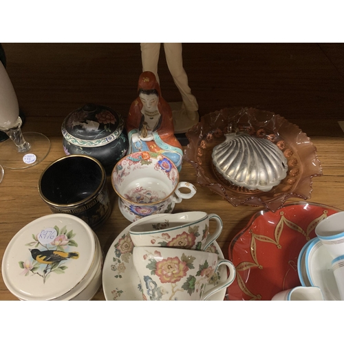 1279 - A MIXED LOT TO INCLUDE WEDGWOOD 'EASTERN FLOWERS' CUPS AND SAUCERS, PIN TRAYS, TRINKET BOXES, A GOLF... 