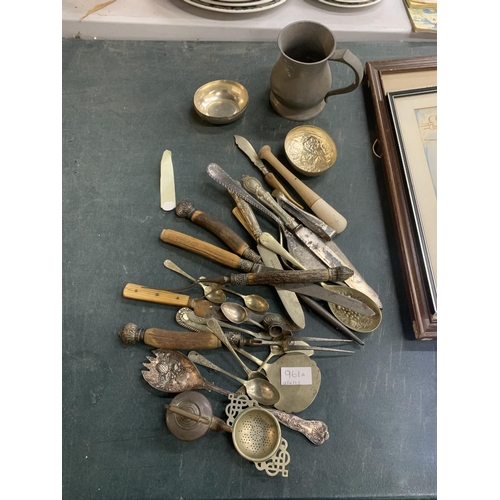 961A - A QUANTITY OF VINTAGE FLATWARE TO INCLUDE SERVING SPOONS, KNIVES, SERVING FORKS, A PEWTER TANKARD, E... 