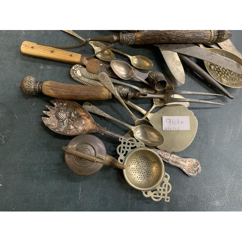 961A - A QUANTITY OF VINTAGE FLATWARE TO INCLUDE SERVING SPOONS, KNIVES, SERVING FORKS, A PEWTER TANKARD, E... 